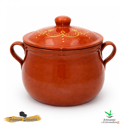 Olla de barro hecha a mano con asas y tapadera