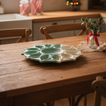 Plato para huevos rellenos encima de mesa de cocina