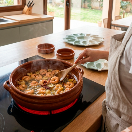 Gambas al ajillo en cazuela de barro con vitroceramica
