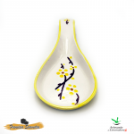 Foto con cuchara de un porta cucharas para cocina. Ayuda a no manchar la encimera y dar un toque único.