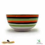 Imagen frontal de cuenco de cerámica con líneas horizontales de varios colores, verde claro, naranja, verde oscuro, verde claro, naranja, verde oscuro y blanco