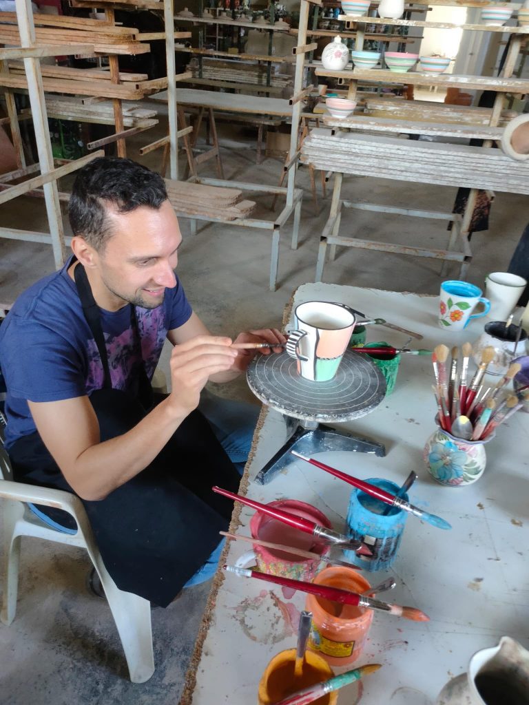 chico viviendo experiencia de ser alfarero por un dia