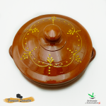 Cazuela de barro hecha a mano con un tamaño de 22 centimetros. Incluye tapadera de barro y dos asas pequeñas. Foto desde arriba