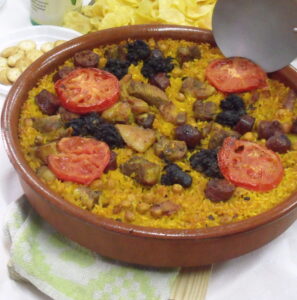 Cazuela de barro con arroz al horno tradicional, garbanzos y verduras