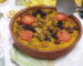Cazuela de barro con arroz al horno tradicional, garbanzos y verduras