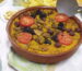 Cazuela de barro con arroz al horno tradicional, garbanzos y verduras