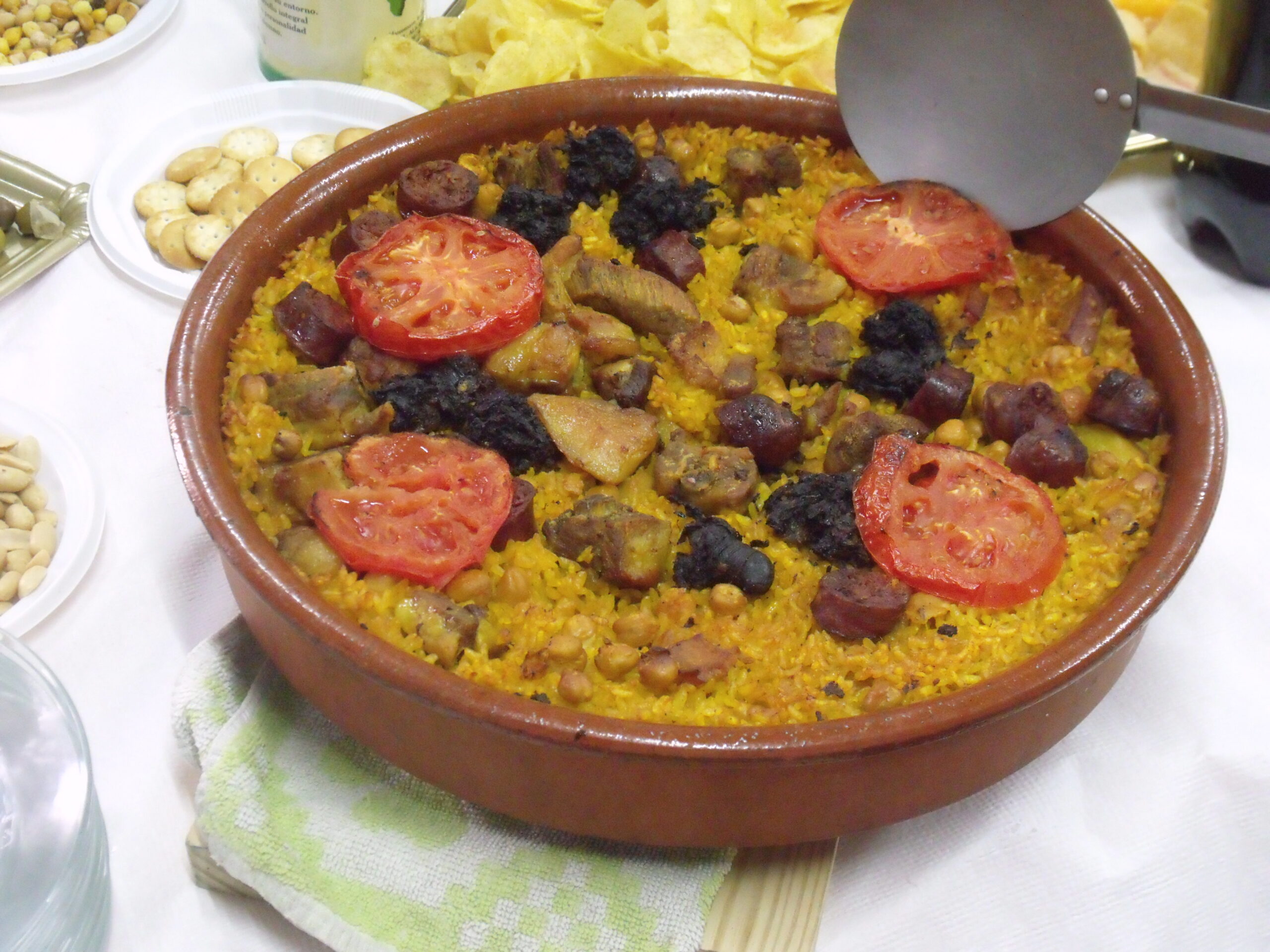 Cazuela de barro con arroz al horno tradicional, garbanzos y verduras