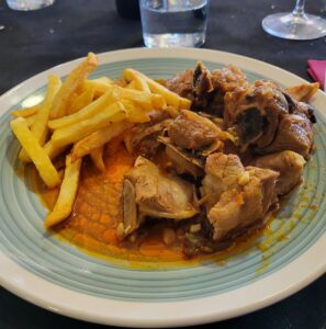 Cazuela con caldereta de cordero al estilo tradicional español