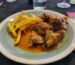 Cazuela con caldereta de cordero al estilo tradicional español
