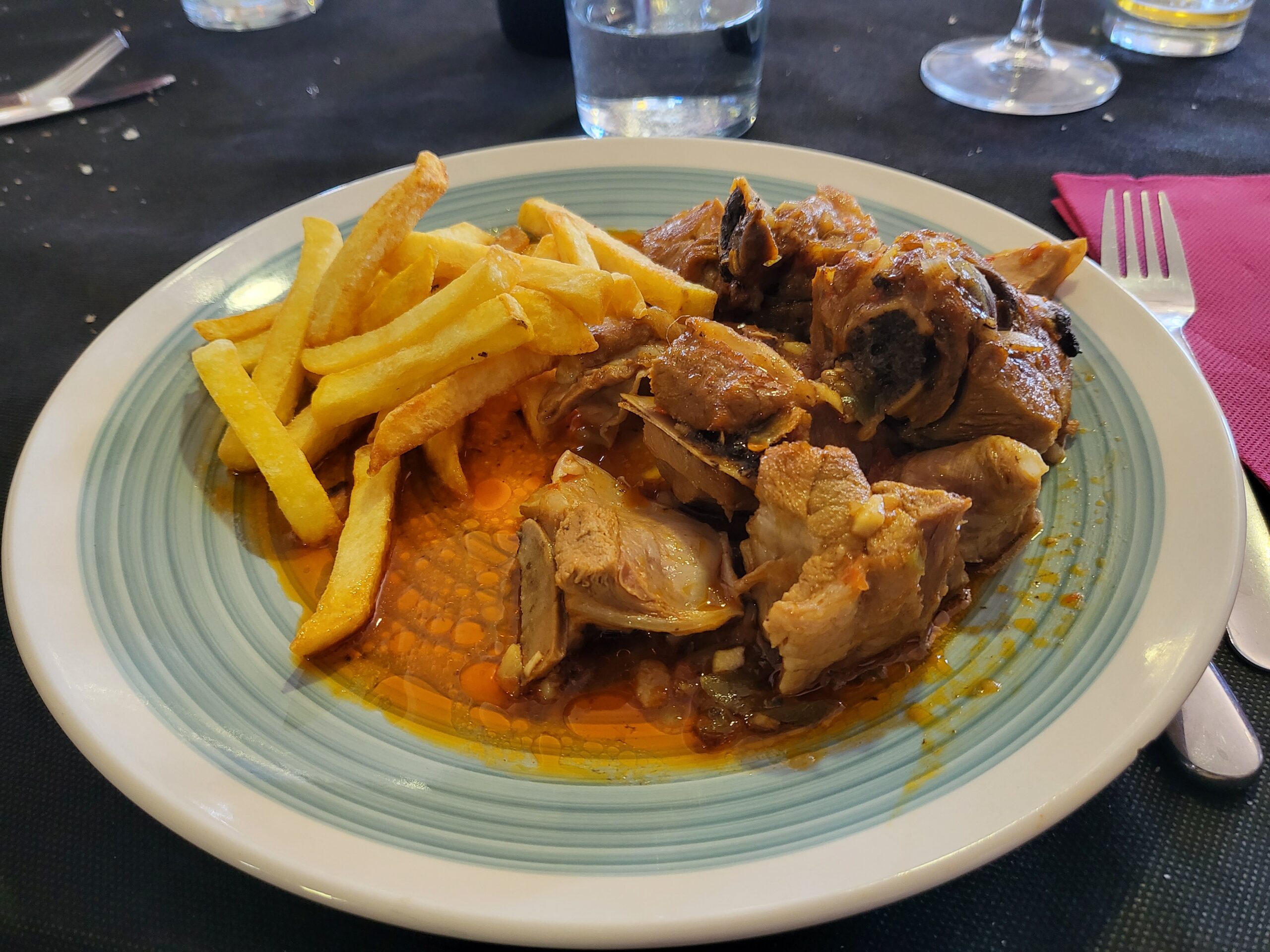 Cazuela con caldereta de cordero al estilo tradicional español
