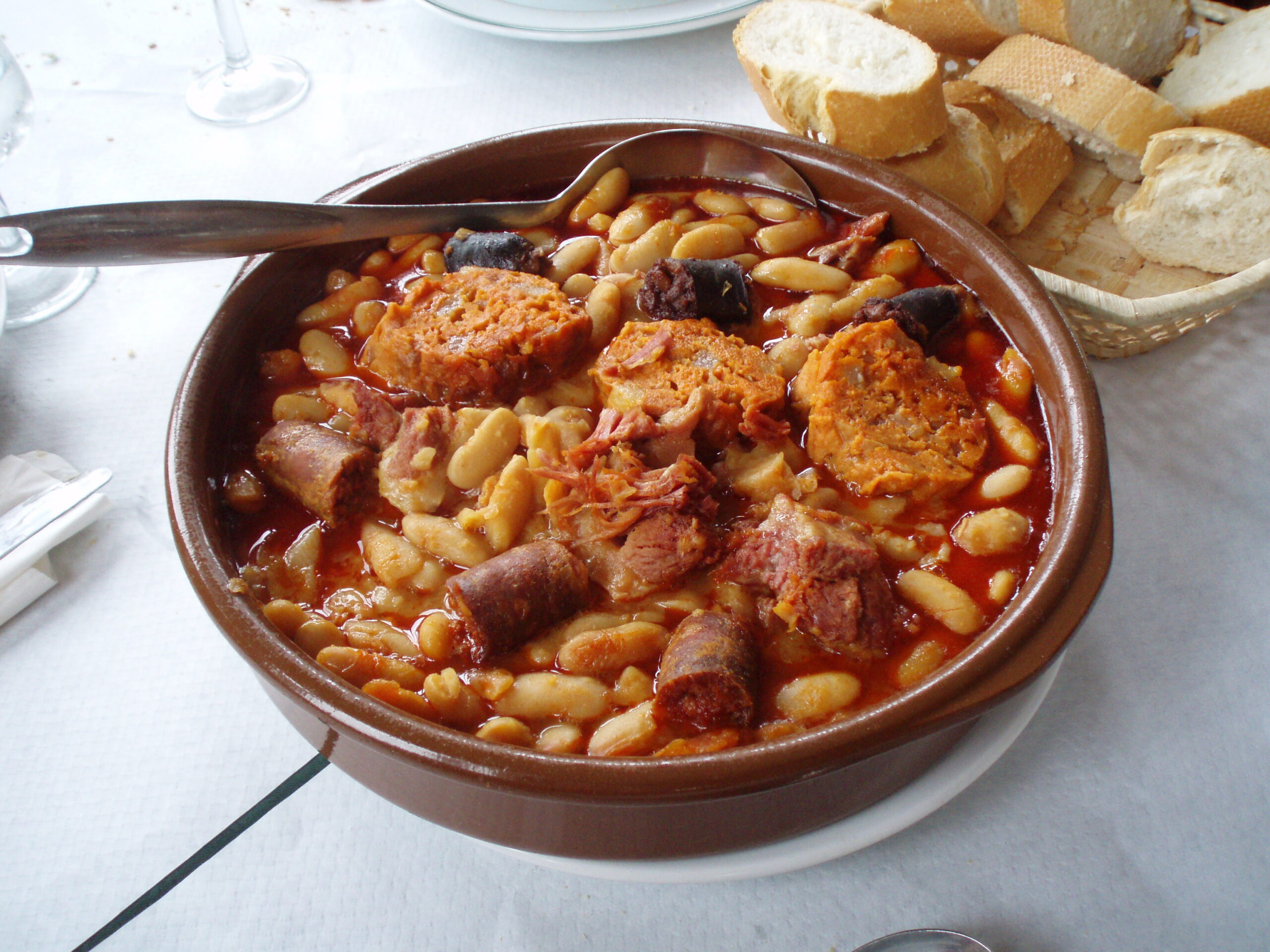 Cazuela de barro con fabada asturiana tradicional, fabes y compango