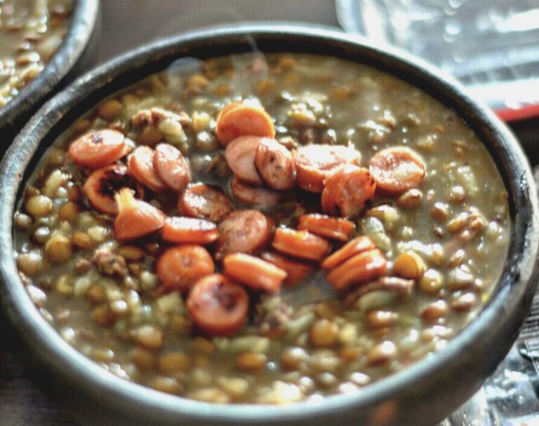 Plato hondo con lentejas estofadas con chorizo a fuego lento