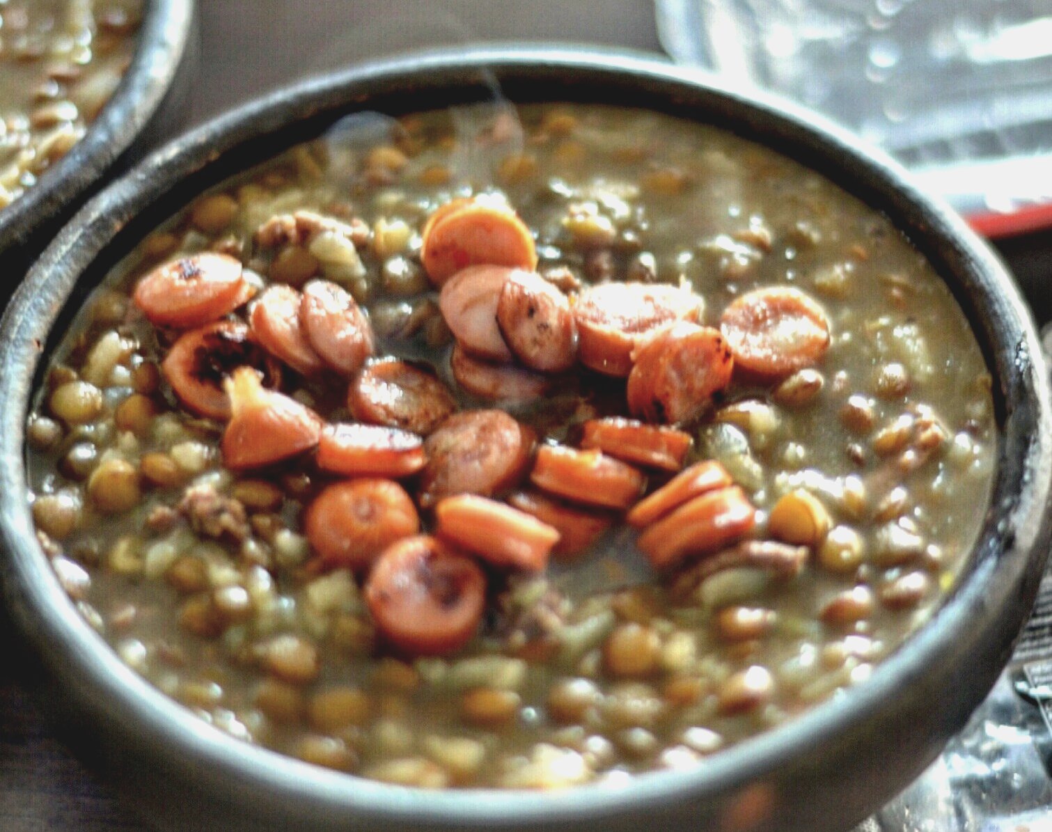Plato hondo con lentejas estofadas con chorizo a fuego lento