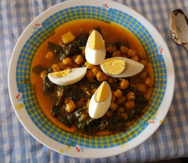 Plato hondo con potaje de garbanzos y espinacas tradicional de Semana Santa