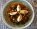 Plato hondo con potaje de garbanzos y espinacas tradicional de Semana Santa